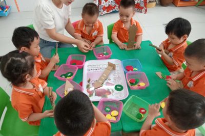 HOẠT ĐỘNG TẠO HÌNH: LÀM ĐÈN TÍN HIỆU GIAO THÔNG – LỚP C2