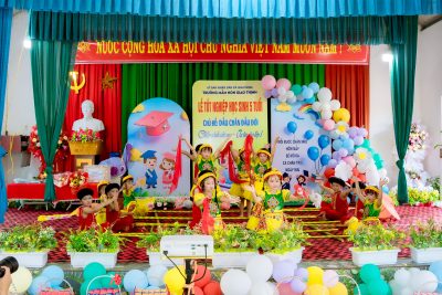 ☀️Ca khúc ” ĐI GIỮA TRỜI RỰC RỠ”☀️