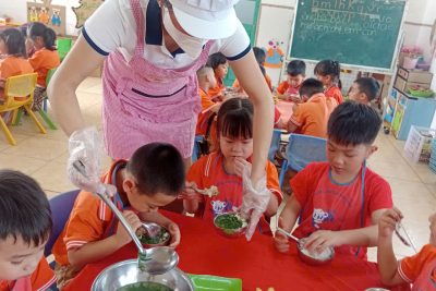 BỮA TRƯA YÊU THƯƠNG Ở TRƯỜNG MẦM NON CỦA BÉ